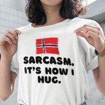 Norway Flag Sarcasm It's How I Hug Funny Sarcastic T-shirt Gift For Norwegian Women