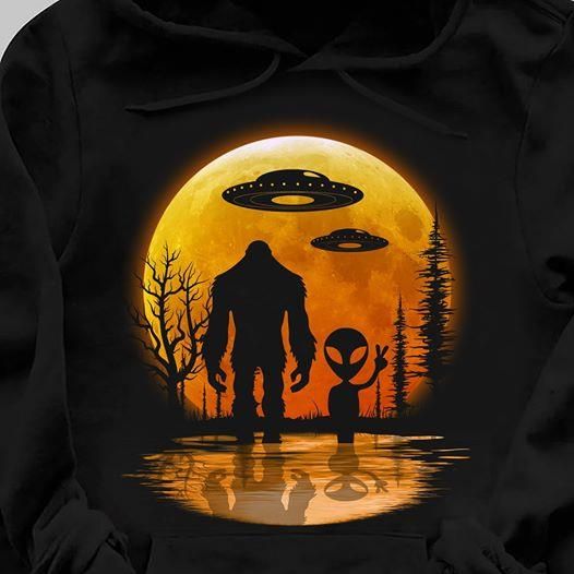 Bigfoot & Alien Say Hi UFO Halloween Shirt