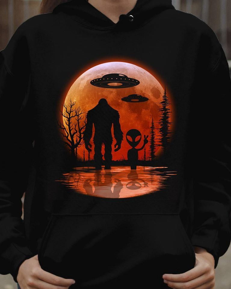 Bigfoot & Alien UFO Halloween Shirt