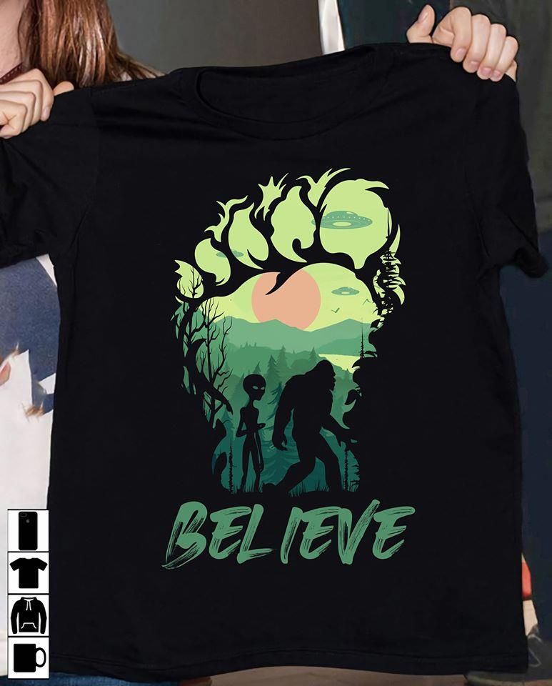 Bigfoot With Alien Believe Shirt PAN2TS0120