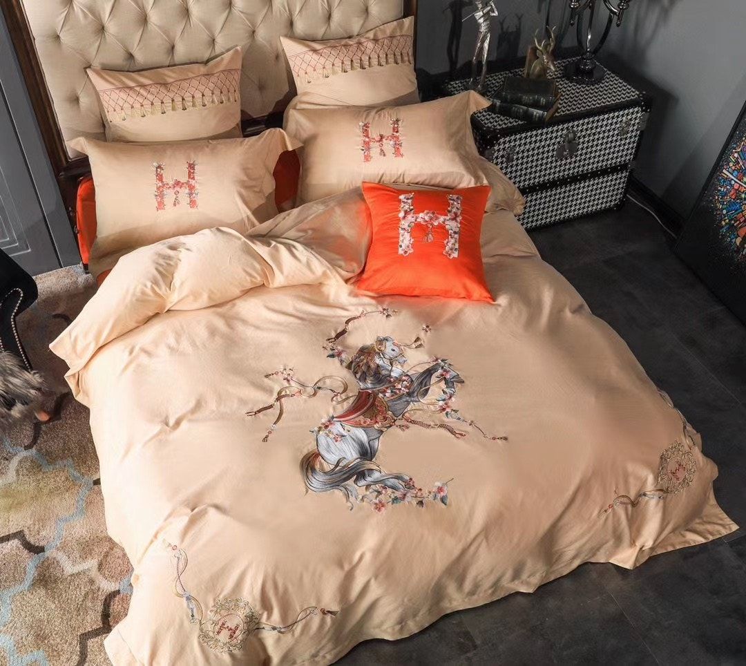 Let me show you about some luxury brand bedding set 2022 136