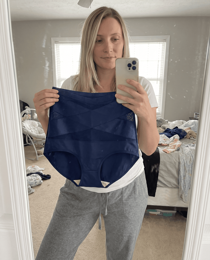 Emily S., 36 hält ihren ILONOU Shape-Slip
