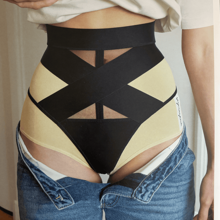 Mit ILONOU – offene Jeans, der Shape-Slip hält den Bauch