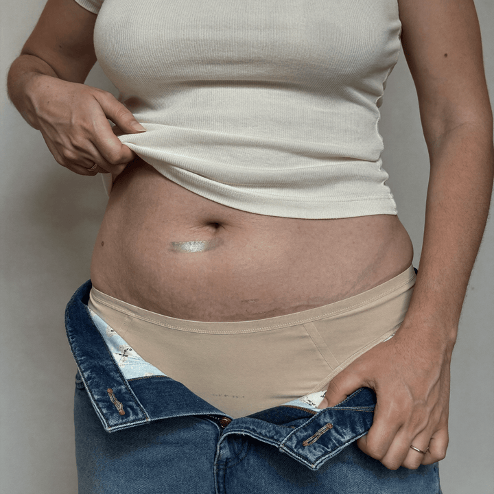 Ohne ILONOU – offene Jeans, der Bauch liegt über dem Slip