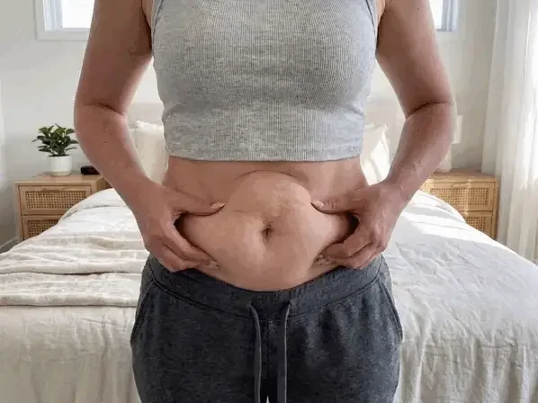 Sitzt von morgens bis abends – Shape-Slip unter grauem Top