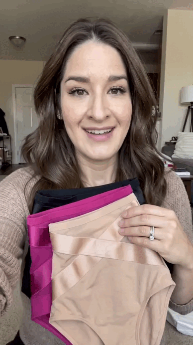 Kundin zeigt den Shape-Slip in Nude und Pink
