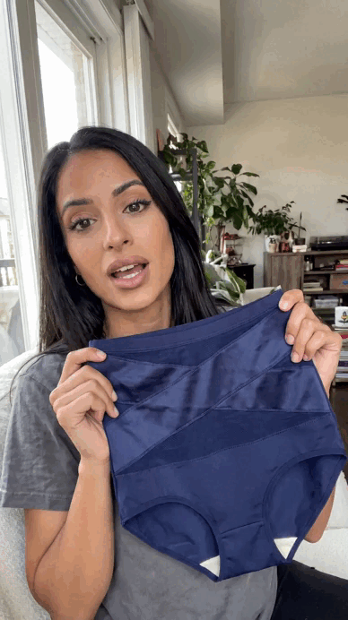 Kundin zeigt den Shape-Slip in Navy