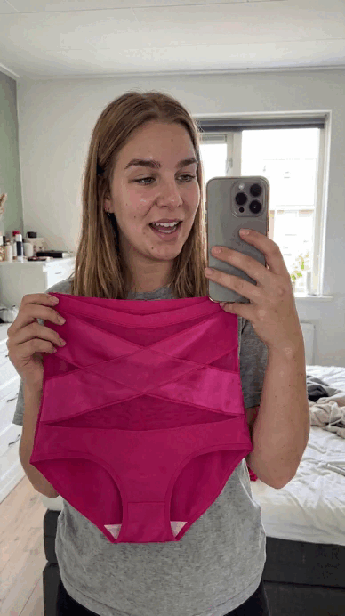 Kundin zeigt den Shape-Slip in Pink im Spiegel